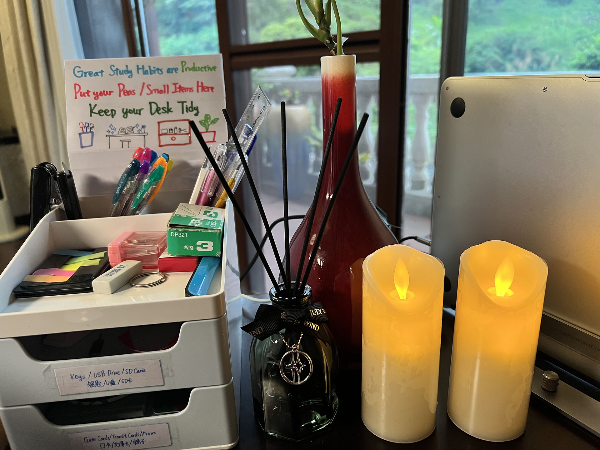 房间书桌上的电子蜡烛和香水